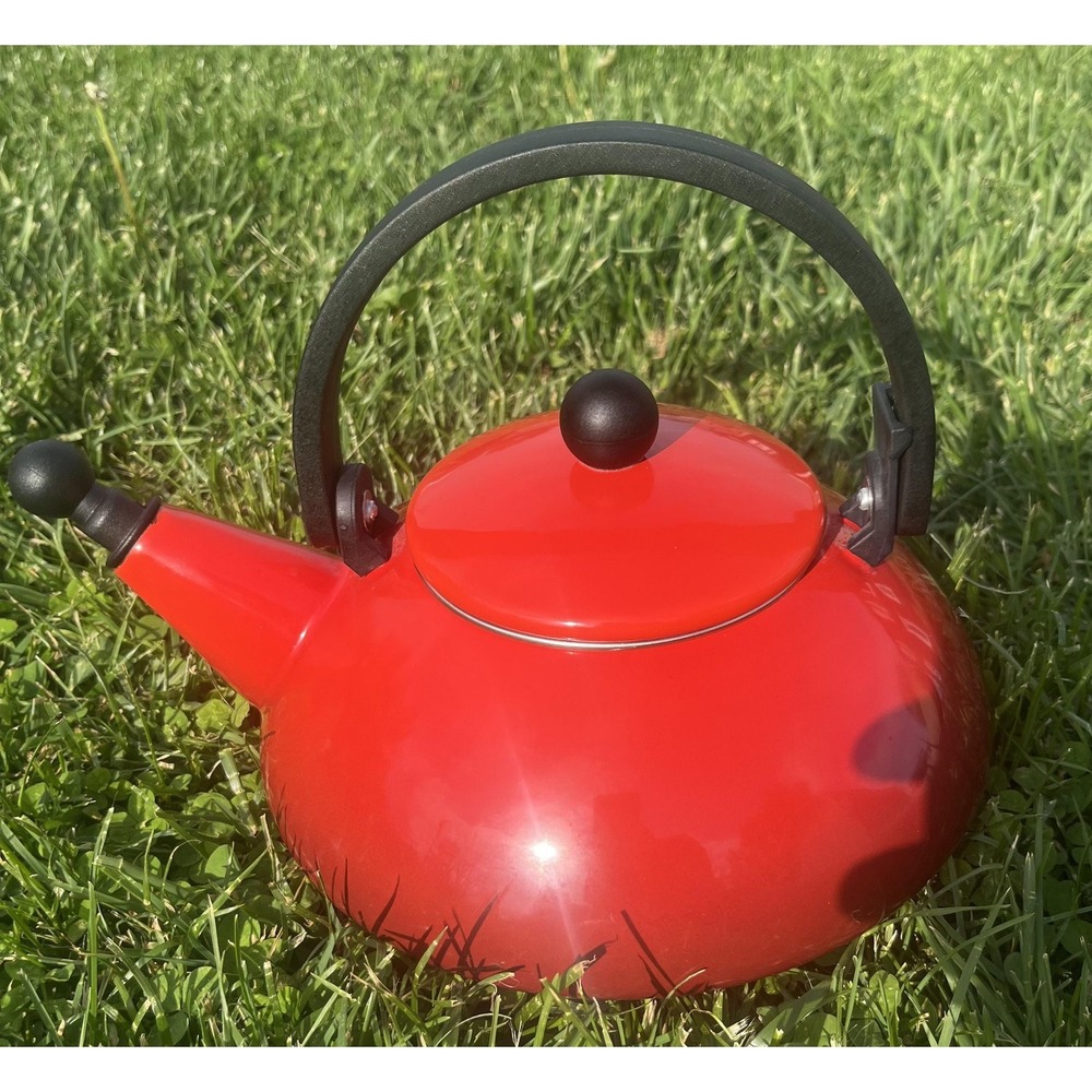 Le Creuset Red Enamel Whistling Tea Kettle 1.6 Qt Stovetop Gas Cooker Teapot